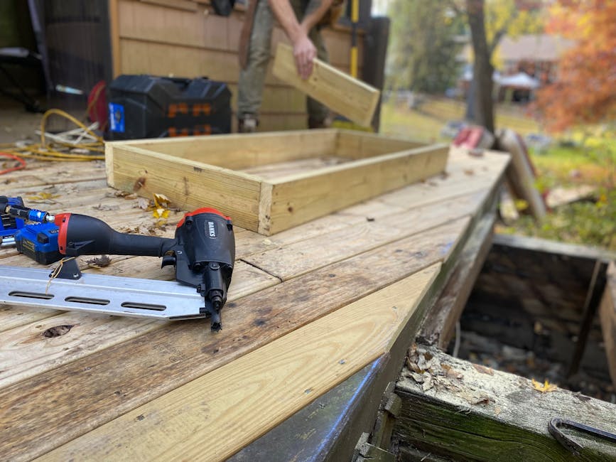 Hochbeet aus recycelten Holzpaletten im Bau im Gemeinschaftsgarten